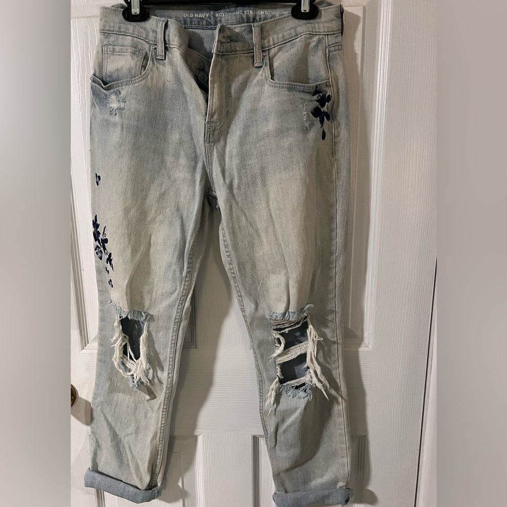 Old Navy boyfriend straight/droit jeans with embroidered blue flowers